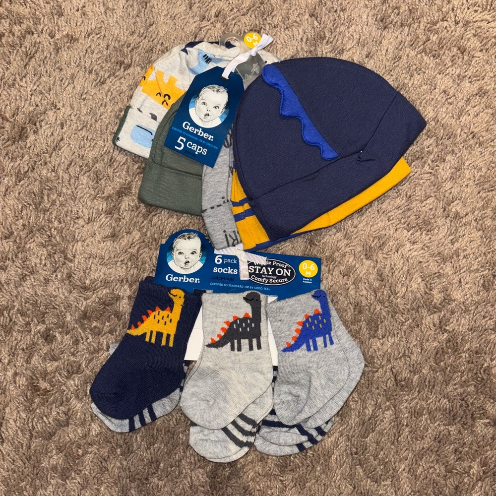 NWT: Gerber Kids Dinosaur 5 piece caps & socks 0-6 months